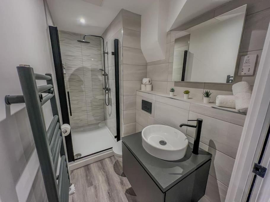 Orange Rentals-High Spec, Midnight Suite, Sleeps 4-Pets Welcome! Liverpool Eksteriør billede